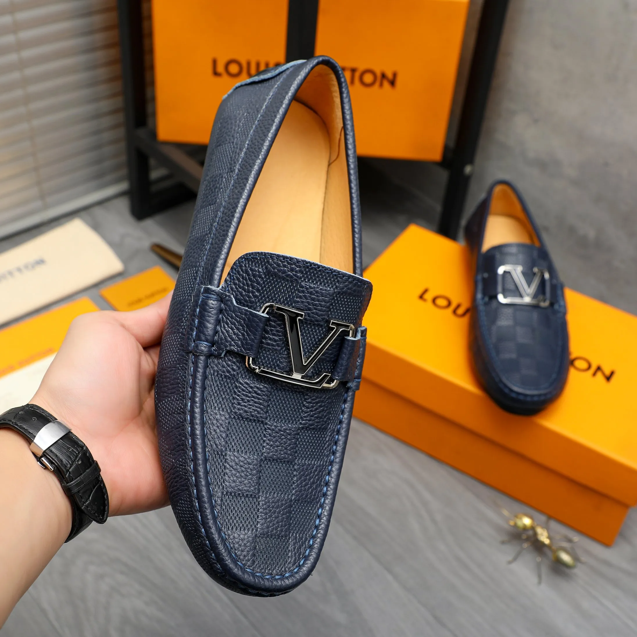 Men's shoes 💰p380 Product trademark: LV "Louis Vuitton" casual slip-on men's shoes Regular size: 38-45 Product materials: Selected classic embossed plaid upper, pigskin lining, rubber outsole